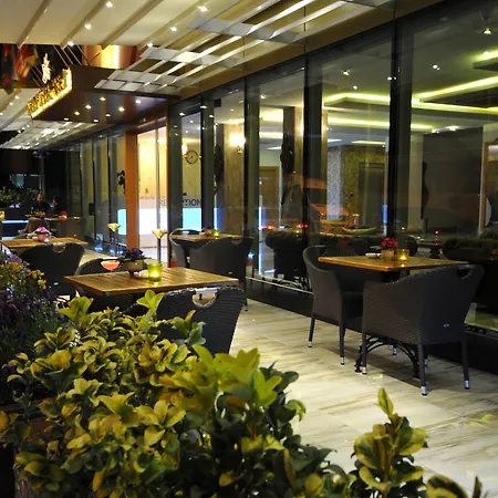 Golden Deluxe Готель