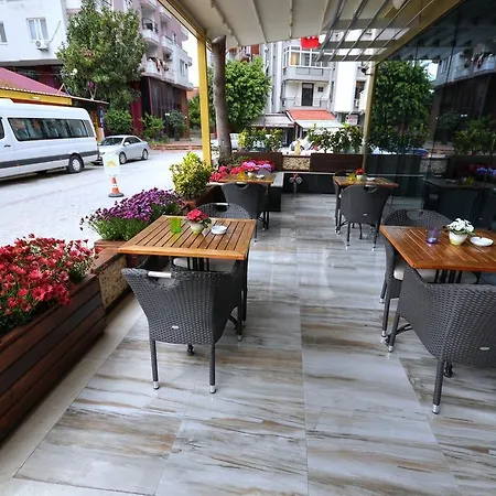 Готель Golden Deluxe 4*