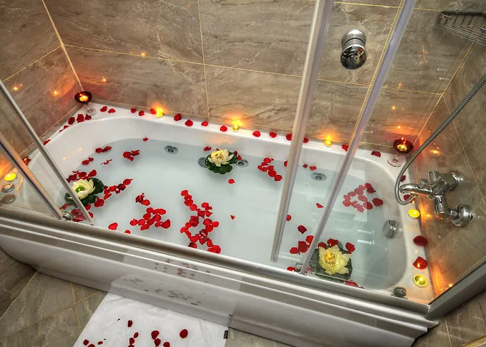 Golden Deluxe Готель