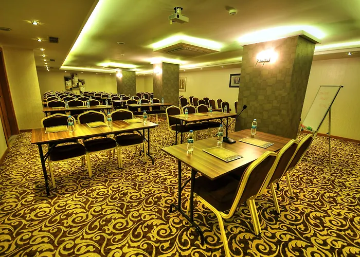 Готель Golden Deluxe 4*