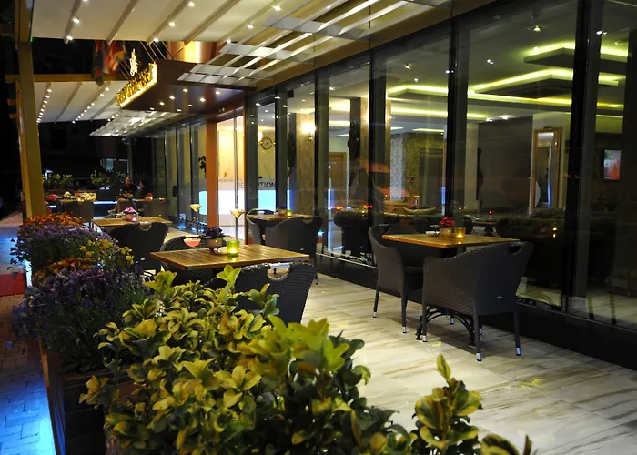 Golden Deluxe Готель